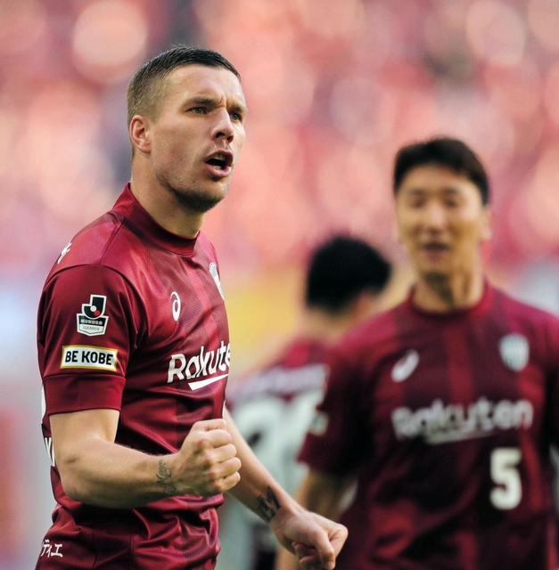 後半、ゴールを決め気合いの入った表情で拳を握りしめる神戸ＭＦルーカス・ポドルスキとＤＦ鄭又栄（チョン・ウヨン、右）＝ノエビアスタジアム（撮影・大山伸一郎）