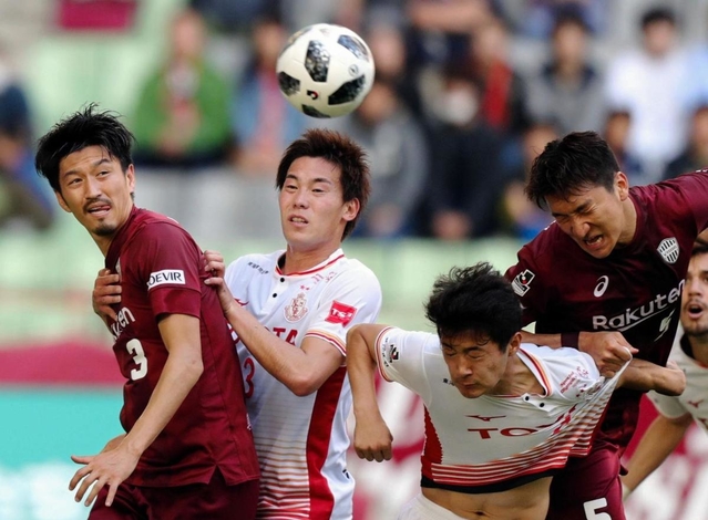 前半、名古屋ゴール前に攻め込む神戸のチョンウヨン（右、５）ら神戸イレブン＝ノエビアスタジアム（撮影・大山伸一郎）