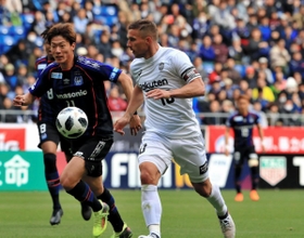 神戸-大阪　前半、ドリブルで攻め込む神戸のポドルスキ（右）＝撮影・斎藤雅志