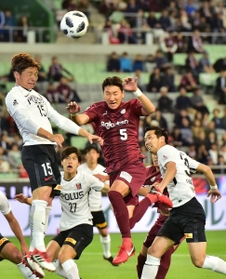 神戸-浦和　前半、ヘディングで競り合う神戸のＤＦ鄭又栄（５）。右下は浦和のＤＦ岩波＝ノエビアスタジアム神戸（撮影・中西大二）