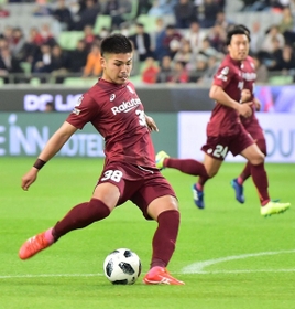 神戸-浦和　後半１８分、自身のＪ１リーグ戦初ゴールを決めるＦＷ佐々木（撮影・中西大二）