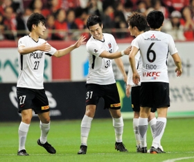 神戸-浦和　後半、昨季まで本拠地だったノエビアスタジアム神戸で同点弾を決めた浦和のＤＦ岩波（中央）＝撮影・山崎　竜