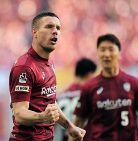 後半、ゴールを決め気合いの入った表情で拳を握りしめる神戸ＭＦルーカス・ポドルスキとＤＦ鄭又栄（チョン・ウヨン、右）＝ノエビアスタジアム（撮影・大山伸一郎）