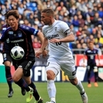 神戸-大阪　前半、ドリブルで攻め込む神戸のポドルスキ（右）＝撮影・斎藤雅志