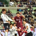 神戸-浦和　前半、ヘディングで競り合う神戸のＤＦ鄭又栄（５）。右下は浦和のＤＦ岩波＝ノエビアスタジアム神戸（撮影・中西大二）