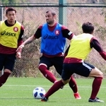 左膝の大けがを乗り越え、試合復帰が近づく神戸のレアンドロ（中央）＝神戸市西区、いぶきの森球技場