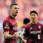 後半、ゴールを決め気合いの入った表情で拳を握りしめる神戸ＭＦルーカス・ポドルスキとＤＦ鄭又栄（チョン・ウヨン、右）＝ノエビアスタジアム（撮影・大山伸一郎）