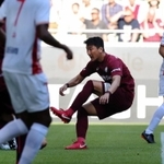 前半１２分、神戸のＤＦチョンウヨンが先制ゴールを決める＝ノエビアスタジアム（撮影・大山伸一郎）