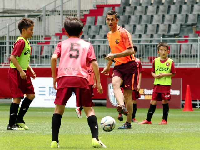 バルセロナ流のサッカーを子どもたちに教えるルイス・ガルシア氏＝神戸市兵庫区、ノエビアスタジアム神戸