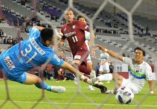 神戸-湘南　後半、神戸のＦＷレアンドロ（１１）のシュートがネットを揺らすも判定はオフサイド