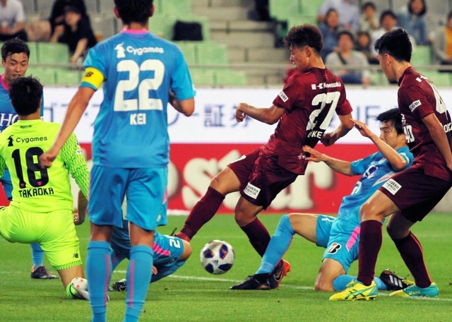 神戸-鳥栖　前半、混戦の中でシュートを試みる神戸・郷家（27）＝神戸市兵庫区、ノエビアスタジアム神戸（撮影・辰巳直之）
