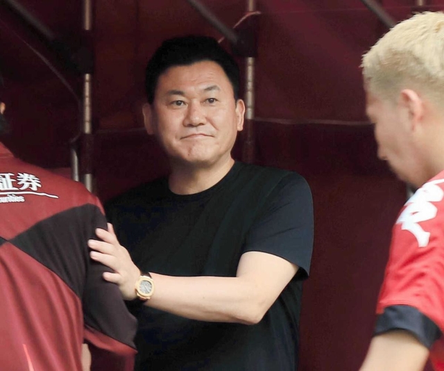試合前にイレブンを激励する神戸の三木谷浩史会長（撮影・斎藤雅志）
