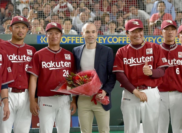 楽天対オリックス戦に登場し、楽天ナインと笑顔を見せるイニエスタ＝２４日午後、東京ドーム（撮影・金田祐二）