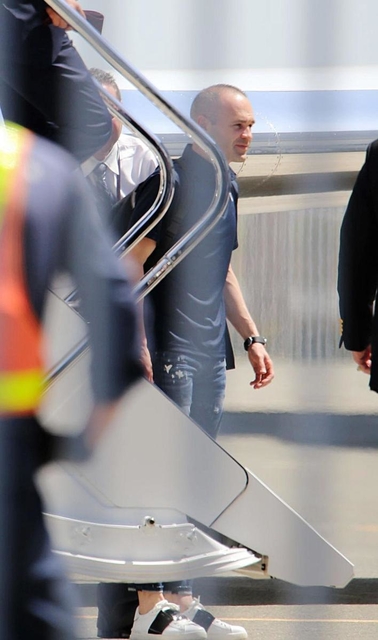 神戸に降り立ったイニエスタ＝２５日午後、神戸空港（撮影・大山伸一郎）