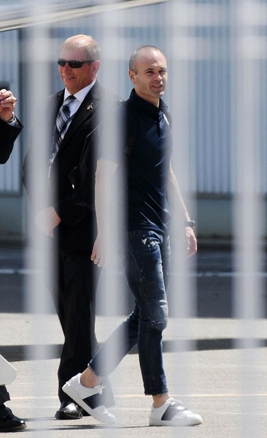 神戸に到着したイニエスタ＝２５日午後、神戸空港（撮影・中西大二）