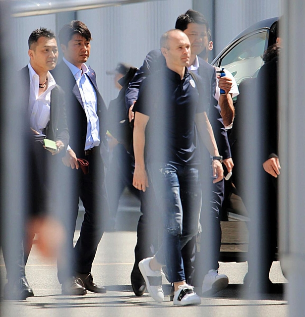 神戸の三浦淳寛スポーツダイレクター（左から２人目）らと共に神戸空港に到着したイニエスタ（同３人目）＝神戸市中央区（撮影・大山伸一郎）