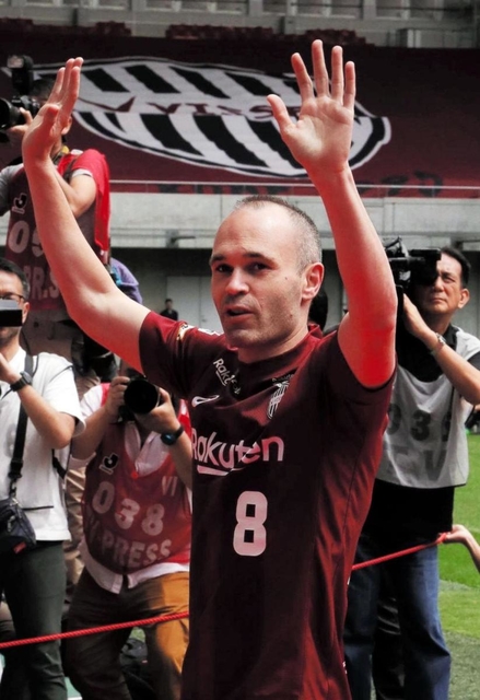 スタジアムに姿を現したイニエスタ＝２６日午前、ノエビアスタジアム神戸（撮影・大山伸一郎）