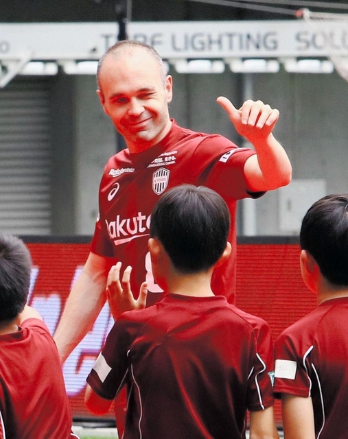 子どもたちの声援に笑顔で応えるイニエスタ選手＝２６日午前、神戸市兵庫区御崎町１（撮影・大山伸一郎）