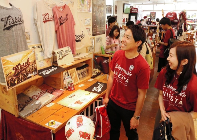 イニエスタ選手のＴシャツを着て、グッズショップを訪れた人たち＝２６日午後、神戸市中央区東川崎町１（撮影・大山伸一郎）