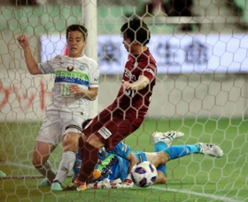 神戸-湘南　前半、相手ゴール内まで攻め込む寄る神戸・中谷（右）。記録はオウンゴールで神戸が先制＝ノエビアスタジアム神戸（撮影・辰巳直之）