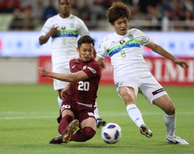 神戸-湘南　後半、シュートを放つ神戸のＭＦ増山（２０）