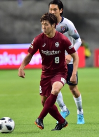 豊富な運動量で攻守に奮闘する神戸の三田＝２日、ノエビアスタジアム神戸