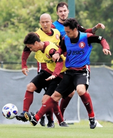 ＹＢＣルヴァン・カップの鳥栖戦に向けて練習する神戸イレブン＝１４日、神戸市西区、いぶきの森球技場（撮影・斎藤雅志）