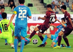 神戸-鳥栖　前半、混戦の中でシュートを試みる神戸・郷家（27）＝神戸市兵庫区、ノエビアスタジアム神戸（撮影・辰巳直之）