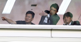 16日の神戸-鳥栖戦開始前、ピッチに視線を送る神戸の三木谷浩史会長（左端）と三浦淳寛スポーツダイレクター（右端）＝神戸市兵庫区、ノエビアスタジアム神戸（撮影・辰巳直之）