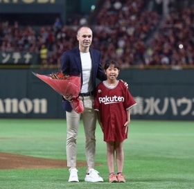 楽天対オリックス戦に登場し花束を贈呈されるイニエスタ＝東京ドーム（撮影・金田祐二）