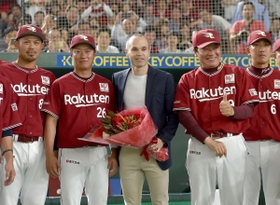 楽天対オリックス戦に登場し、楽天ナインと笑顔を見せるイニエスタ＝２４日午後、東京ドーム（撮影・金田祐二）