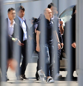 神戸の三浦淳寛スポーツダイレクター（左から２人目）らと共に神戸空港に到着したイニエスタ（同３人目）＝神戸市中央区（撮影・大山伸一郎）