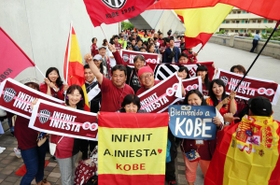 イニエスタ選手の登場を心待ちにするヴィッセル神戸サポーター＝２６日午前、神戸市兵庫区、ノエビアスタジアム神戸（撮影・大山伸一郎）