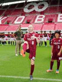 観客席にボールをけり入れるイニエスタ＝２６日午前、ノエビアスタジアム神戸（撮影・大山伸一郎）