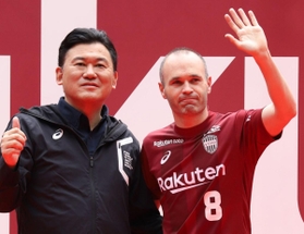 三木谷浩史会長（左）と並んでサポーターに手を振るイニエスタ＝２６日午前、ノエビアスタジアム神戸（撮影・吉田敦史）