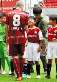 イニエスタと握手を交わし、うれしそうな子どもたち＝２６日午前、ノエビアスタジアム神戸（撮影・大山伸一郎）