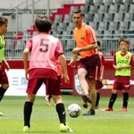 バルセロナ流のサッカーを子どもたちに教えるルイス・ガルシア氏＝神戸市兵庫区、ノエビアスタジアム神戸