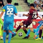 神戸-鳥栖　前半、混戦の中でシュートを試みる神戸・郷家（27）＝神戸市兵庫区、ノエビアスタジアム神戸（撮影・辰巳直之）