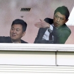 16日の神戸-鳥栖戦開始前、ピッチに視線を送る神戸の三木谷浩史会長（左端）と三浦淳寛スポーツダイレクター（右端）＝神戸市兵庫区、ノエビアスタジアム神戸（撮影・辰巳直之）