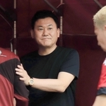 試合前にイレブンを激励する神戸の三木谷浩史会長（撮影・斎藤雅志）