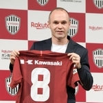 ユニホームを手に笑顔のイニエスタ＝都内（撮影・金田祐二）
