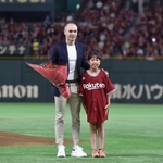 楽天対オリックス戦に登場し花束を贈呈されるイニエスタ＝東京ドーム（撮影・金田祐二）