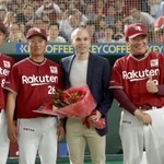 楽天対オリックス戦に登場し、楽天ナインと笑顔を見せるイニエスタ＝２４日午後、東京ドーム（撮影・金田祐二）