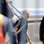 神戸に降り立ったイニエスタ＝２５日午後、神戸空港（撮影・大山伸一郎）