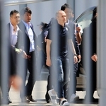 神戸の三浦淳寛スポーツダイレクター（左から２人目）らと共に神戸空港に到着したイニエスタ（同３人目）＝神戸市中央区（撮影・大山伸一郎）