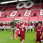 観客席にボールをけり入れるイニエスタ＝２６日午前、ノエビアスタジアム神戸（撮影・大山伸一郎）