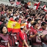 イニエスタ登場で盛り上がる神戸のサポーター＝２６日午前、ノエビアスタジアム神戸（撮影・大山伸一郎）