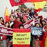 イニエスタ選手の登場を心待ちにするヴィッセル神戸サポーター＝２６日午前、神戸市兵庫区、ノエビアスタジアム神戸（撮影・大山伸一郎）