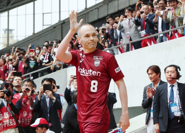 ５月２６日の歓迎イベントでサポーターに手を振るイニエスタ選手＝神戸市兵庫区御崎町１、ノエビアスタジアム神戸