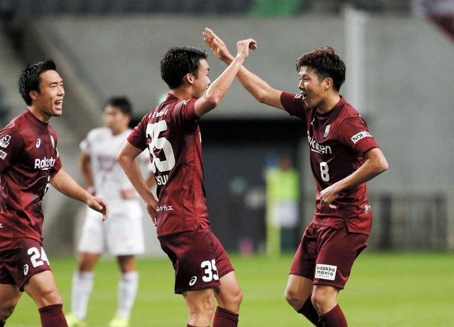 神戸-福岡大　前半、先制ゴールを決め、安井（３５）と喜ぶ神戸・三田（８）＝神戸市兵庫区、ノエビアスタジアム神戸（撮影・辰巳直之）